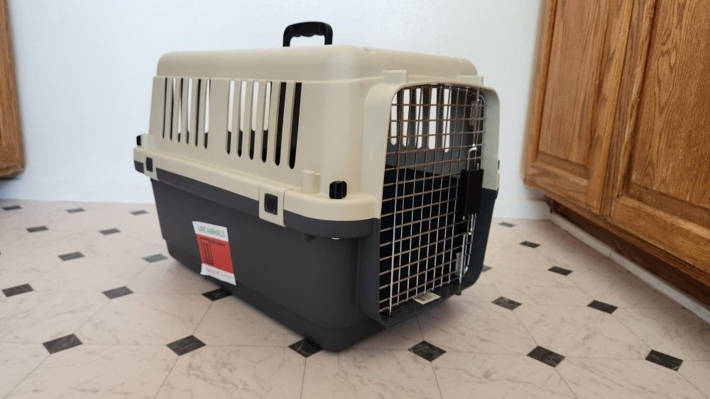Plastic transport box for dogs/ cats