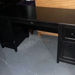 Black Desk