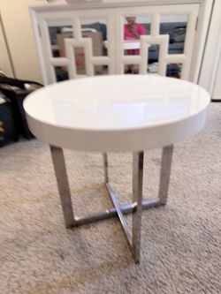 Modern White High-Gloss Side Table – Chrome Base