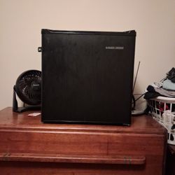Black And DECKER MINI FRIDGE