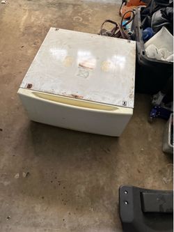 Universal laundry pedestal