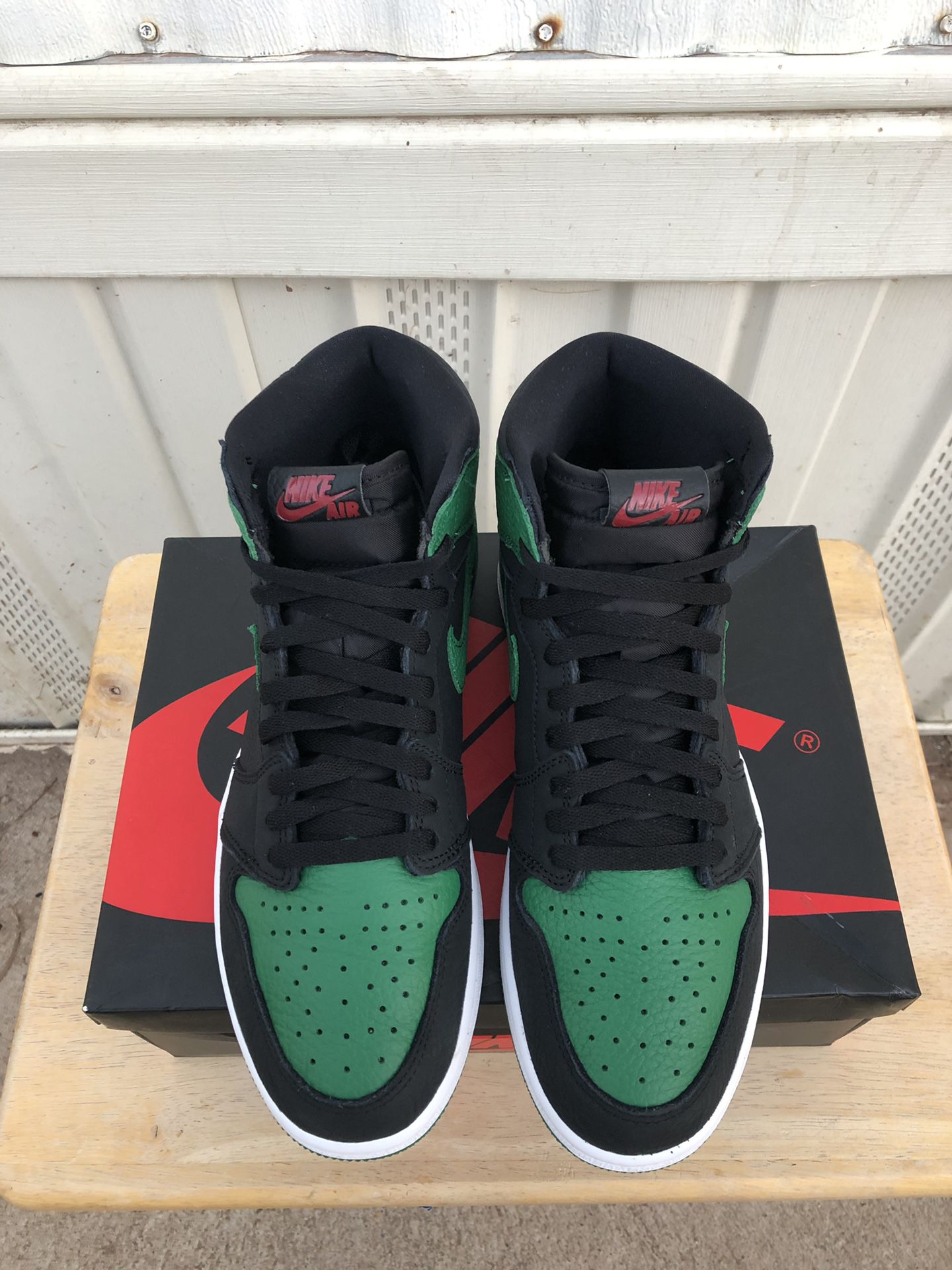 Air Jordan 1 retro “pine green” size 9.5