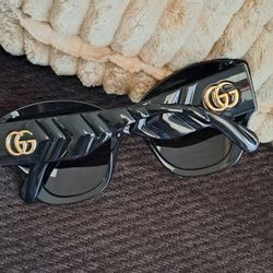 GOOD CONDITIONS AUTHENTIC " GUCCI LARGE FRAME WOMAN'S SUNGLASSES  80$