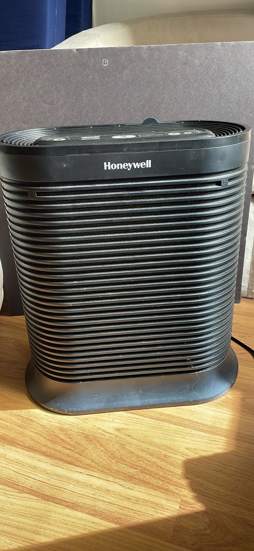 Honeywell HEPA Air Purifier 310 sq ft very good condition as is pick up or deliver. 