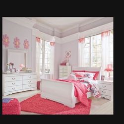 Ashley Full Bed Dresser/Mirror/Nightstand MATTRESS INCLUDED $850