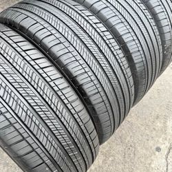 235 55 19 Michelin con 80% de vida las 4 They all have 80% of their life remaining.