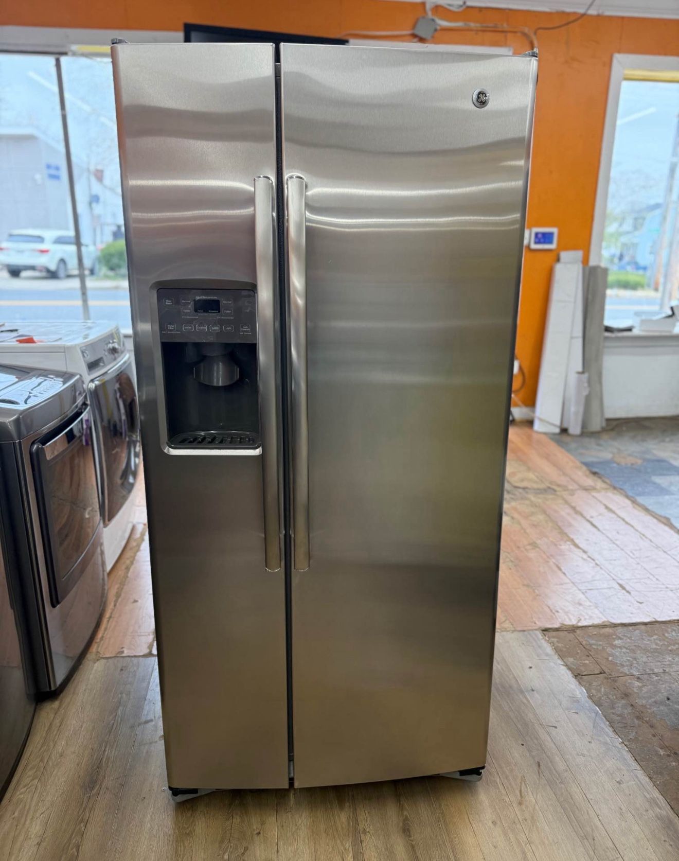 Ge refrigerator 33 inch ice and water good