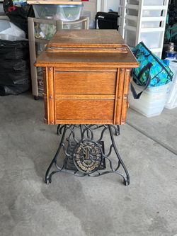Antique Vintage Singer Drop-Leaf Treadle Sewing Machine (Circa Early 1900s)