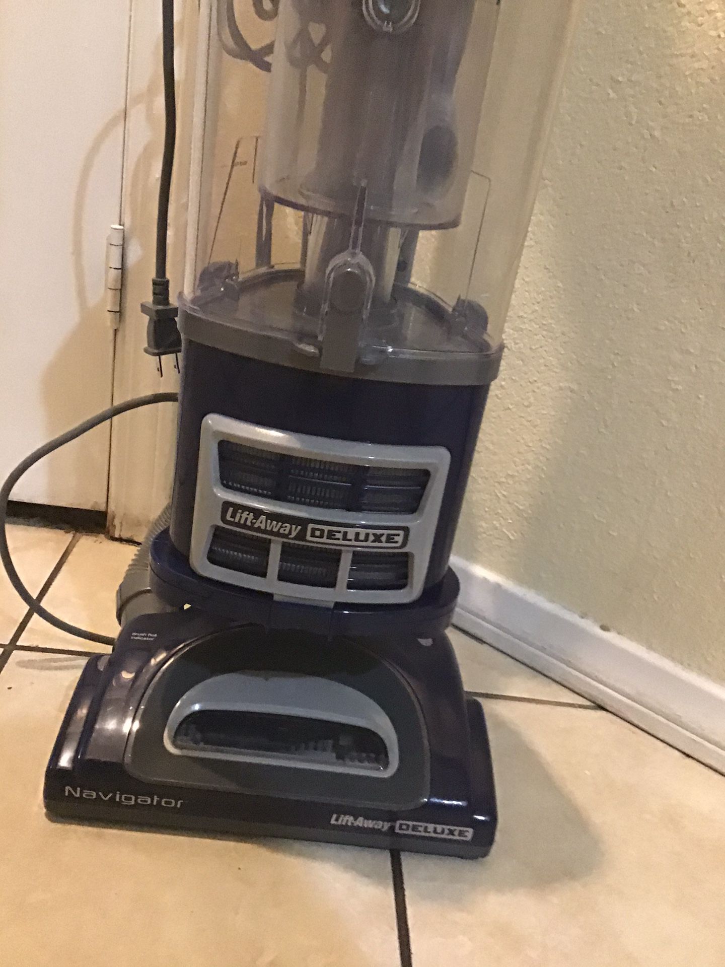 Shark lift away deluxe navigator vacuum new excellent condition open box never used with all accessories included