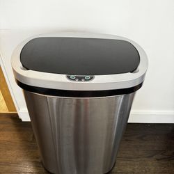 Touchless Trash Can