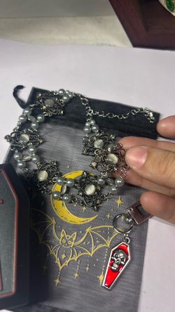 Collar estilo alternativo viene con todo lo de la foto