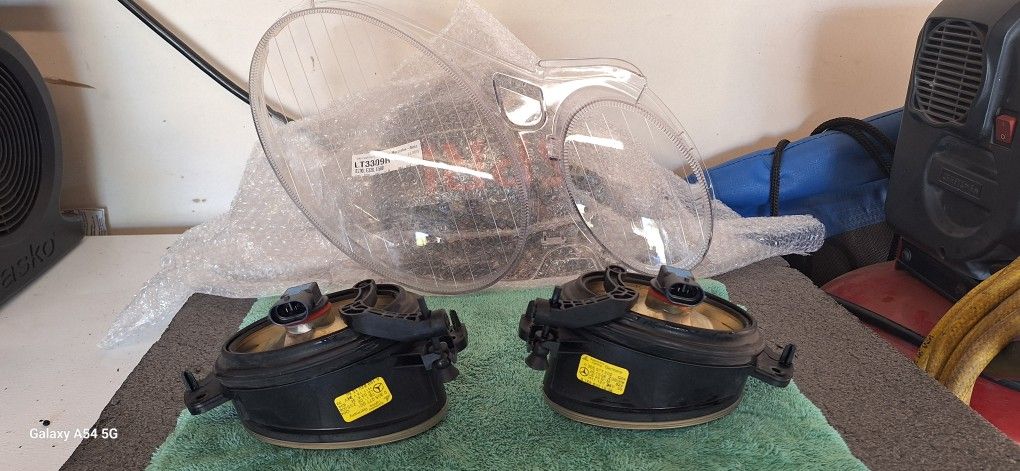 07 Mercedes Benz E350 Right Head Lamp Lense And 2 Original Fog Lights.