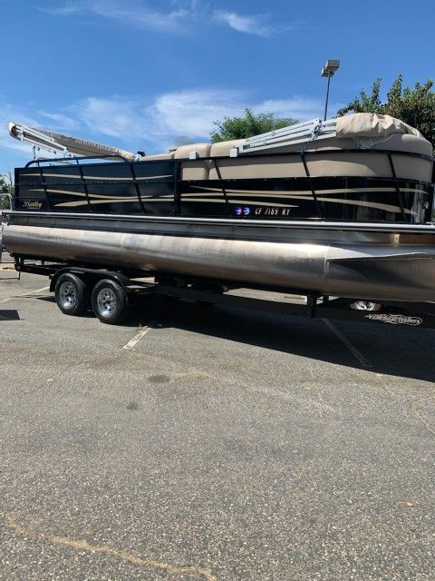 Pontoon Boat Bentley 