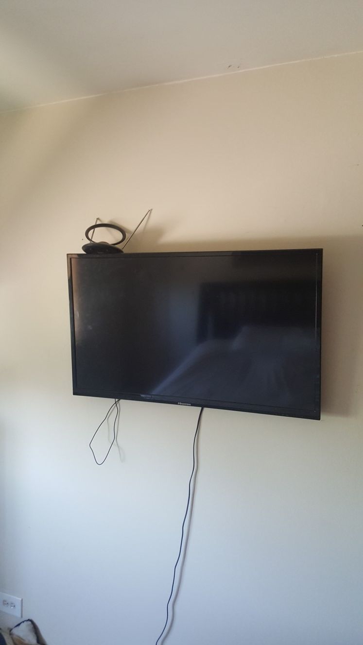 Screen smart TV 44 inch with wall hang set