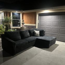 Beautiful modern sectional with pullout bed in great condition very comfortable asking 550