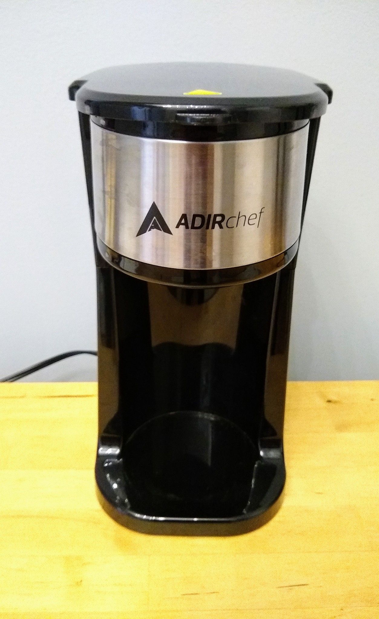 Personal electric one cup coffee maker with reusable filter