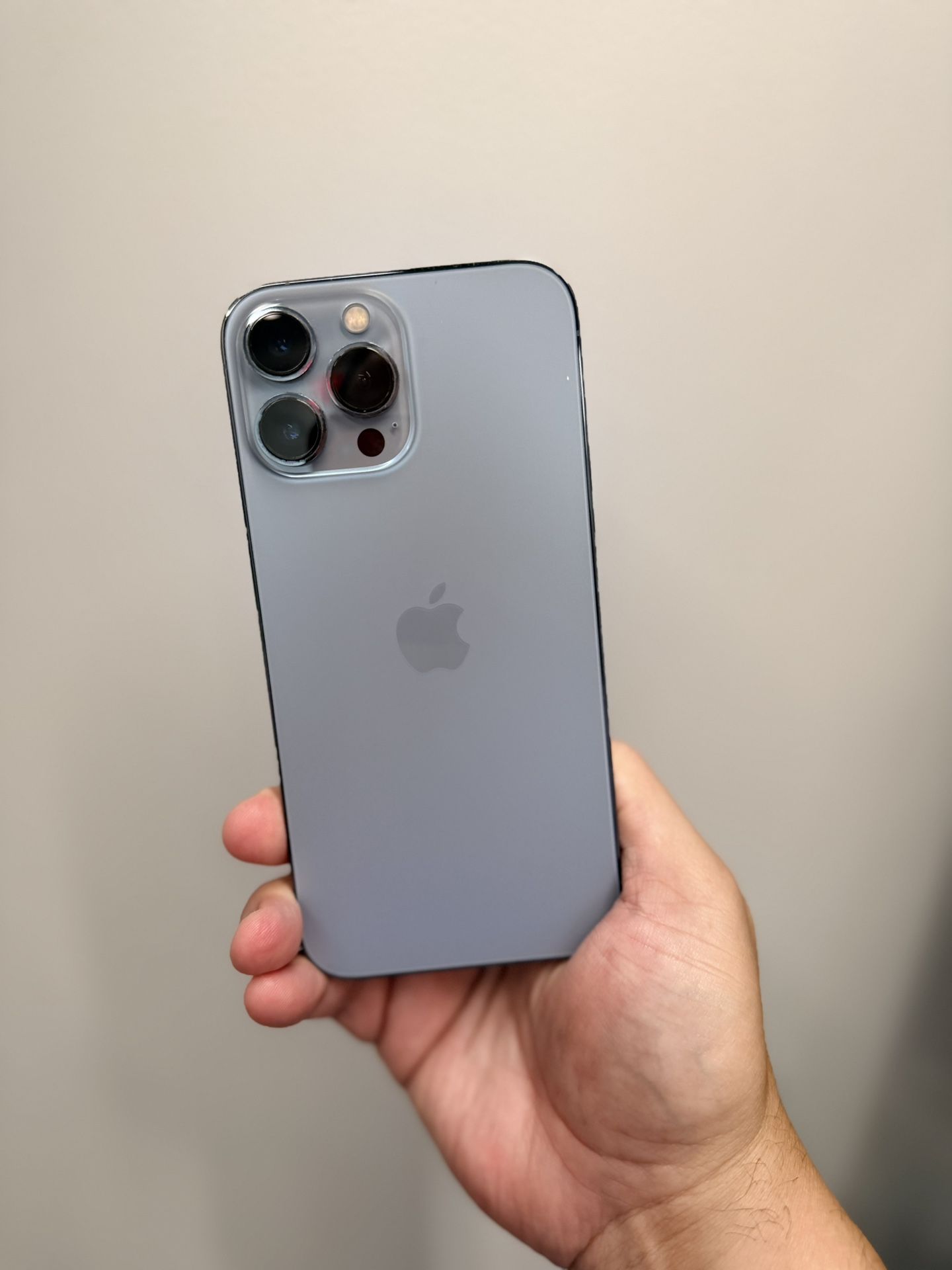 IPhone 13 Pro Max 128 GB, Pristine Condition! Unlocked Use Any Carrier!! . Hablo Espanol.