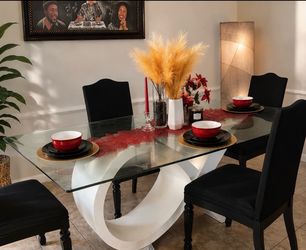 Dining table. NEGOTIABLE