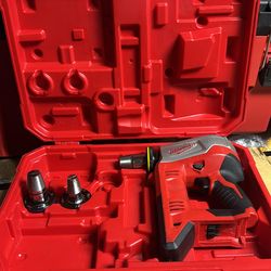 Milwaukee
M18 18-Volt Lithium-lon Cordless 3/8 in. to 1-1/2 in Expansion Tool Kit with 3 Heads, Two 3.0Ah Batteries