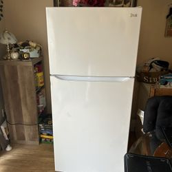Like New Kitchen Refrigerator 