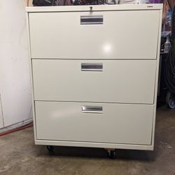 HNO 683LQ 600 Series 19-1/4-inch 3 Drawer Lateral File Cabinet Whit 75 Hanging File Folders.  Excellent Condition 