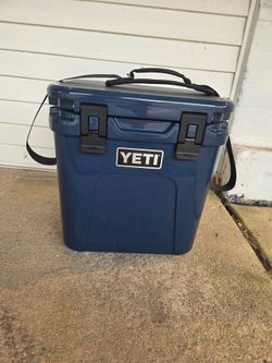 YETI Roadie Hard Cooler Navy Blue
