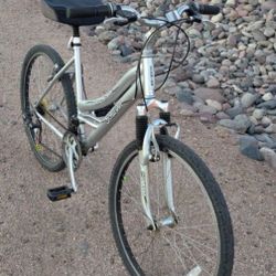 Hybrid Schwinn mountain bike front suspension, 26-in tires, 18-speed, hybrid, 18.5 in frame adjustable handlebars, shock absorber seat