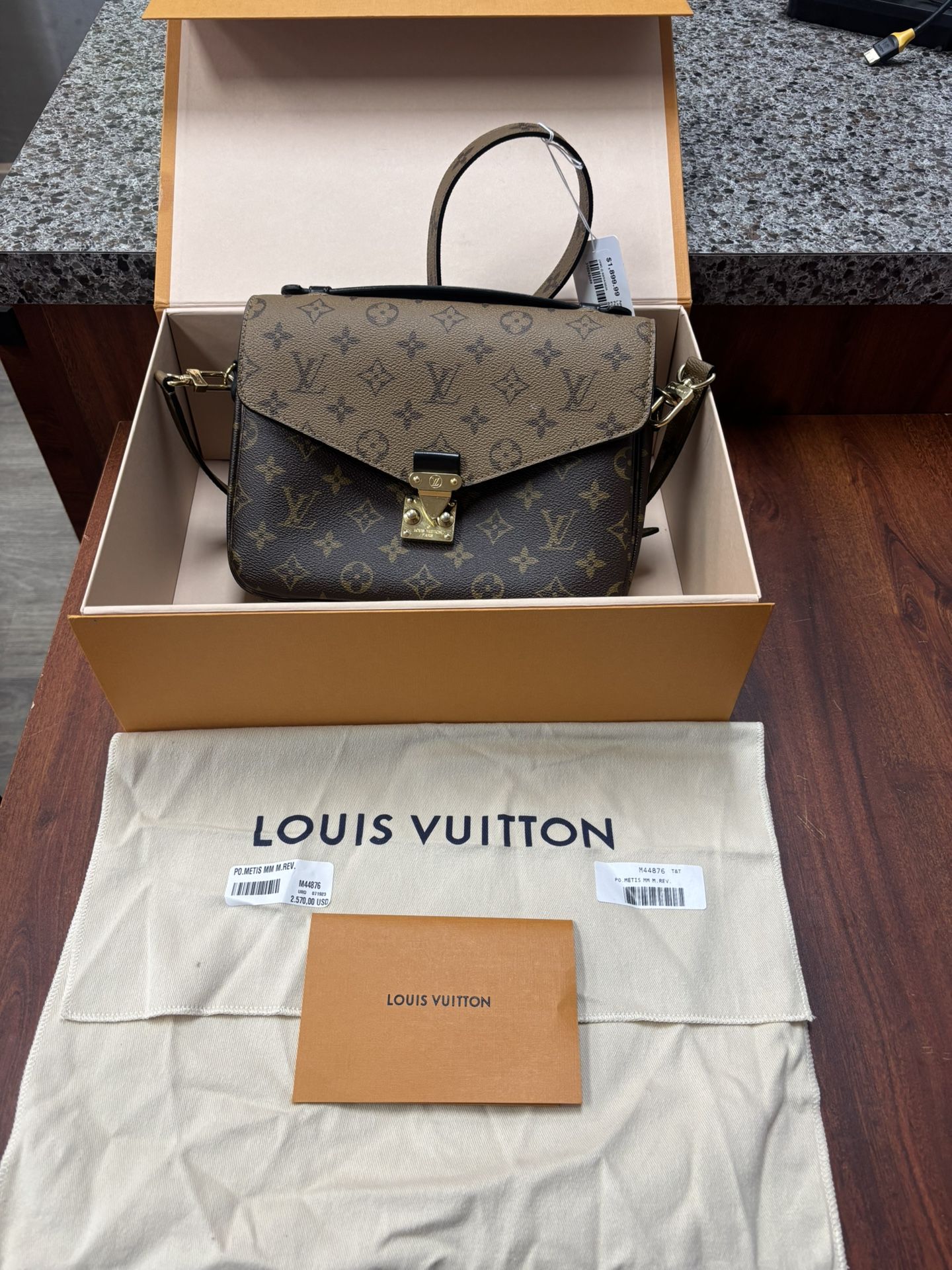 Louis Vuitton Pochette Metis W/paperwork