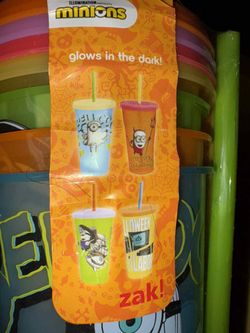 New. 4 count glow in dark cups/lids/straws