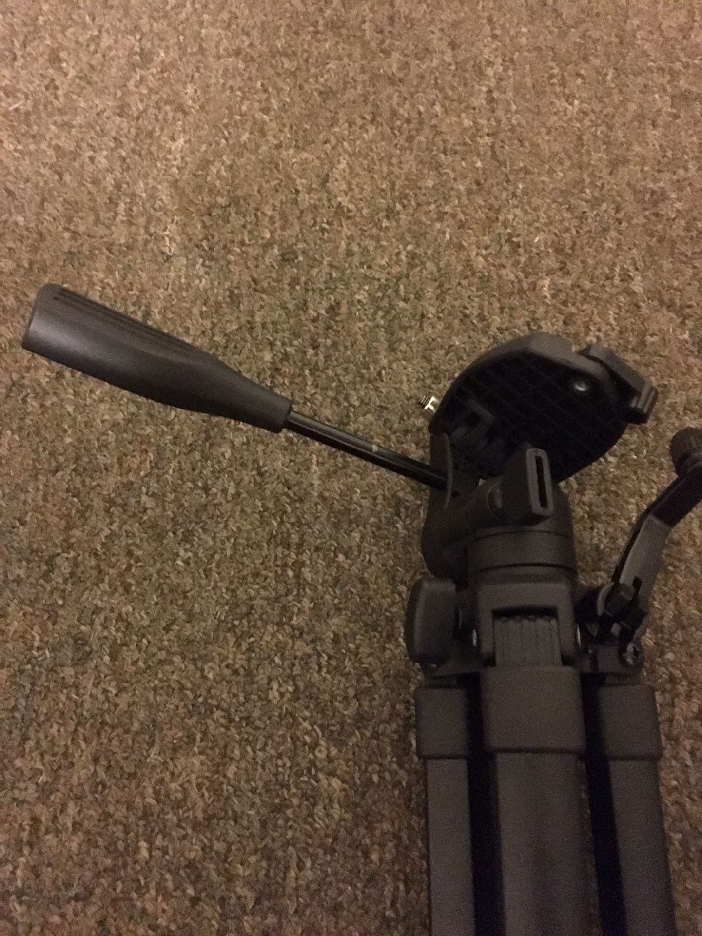 Fotopro tripod screw cover is missed