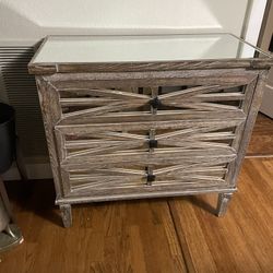 Nice mirror dresser with 3 mirror drawers in very good condition 