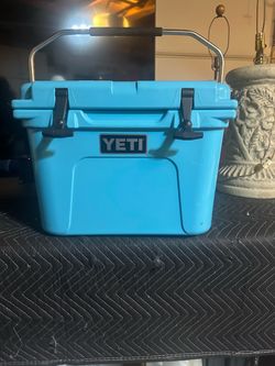 YETI Roadie 20 Cooler in Reef Blue