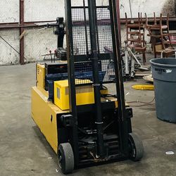 BIG JOE STACKER WITH CHARGER