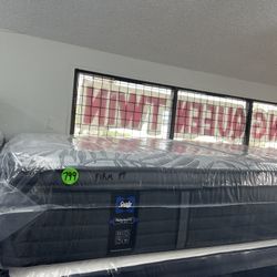 KING SIZE SEALY POSTUREPEDIC PLUS PILLOW TOP MATTRESS & BOX SPRINGS BED SET