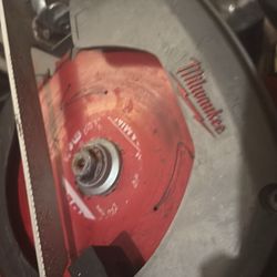 Milwaukee M18 6.5 Inch Circular Saw / With M18 Battery 