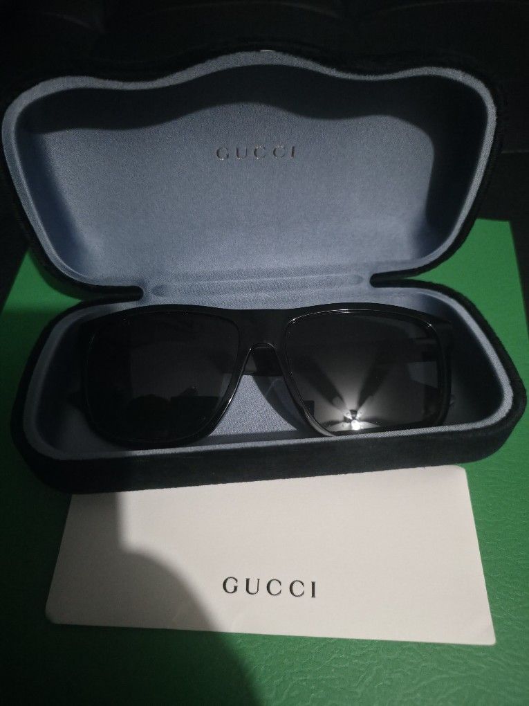 Gucci GG0010S
Sunglasses 