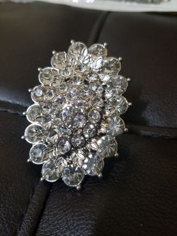 Womens crystal expandable ring