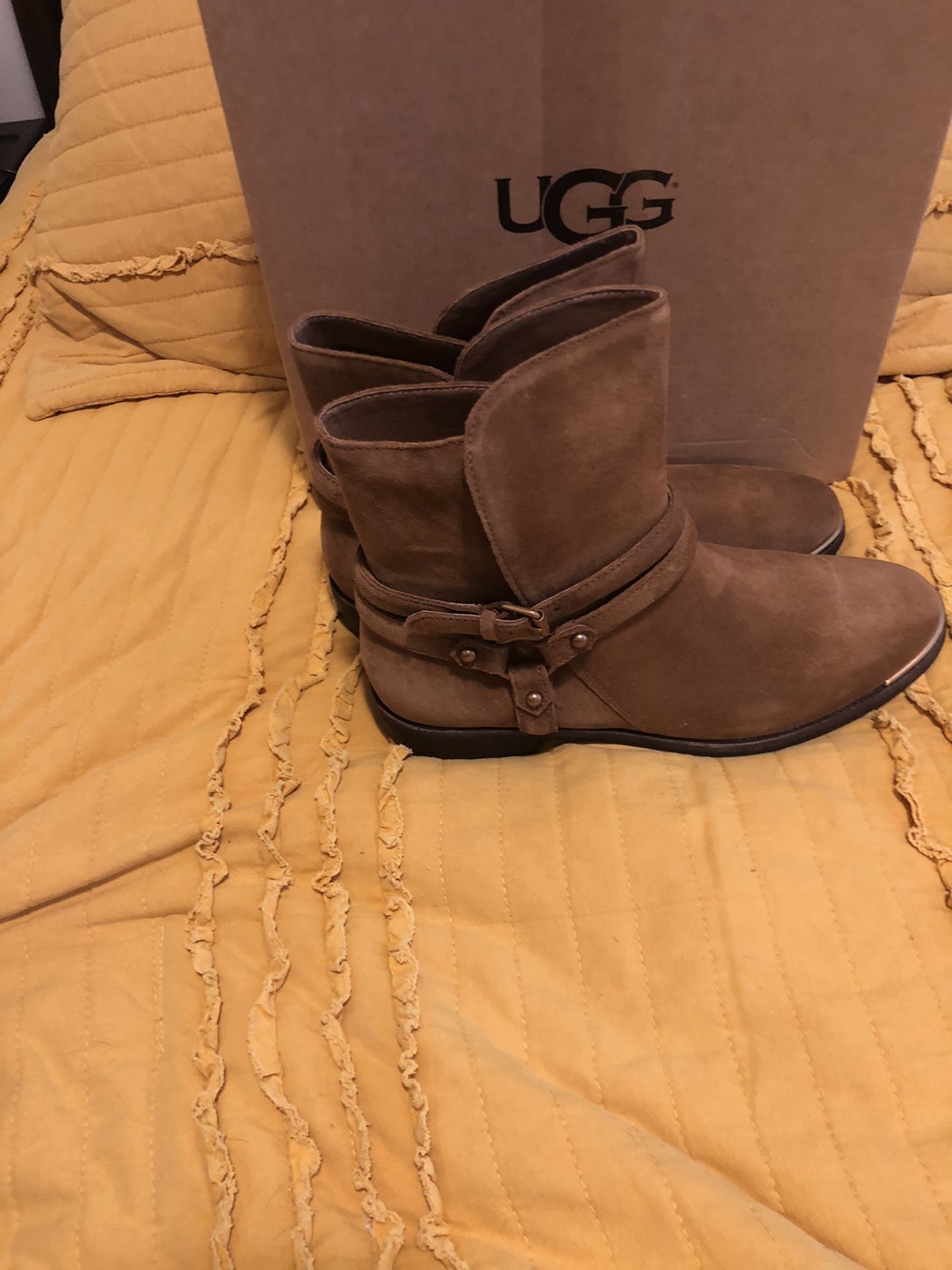 New women’s uggs boots size 8.5