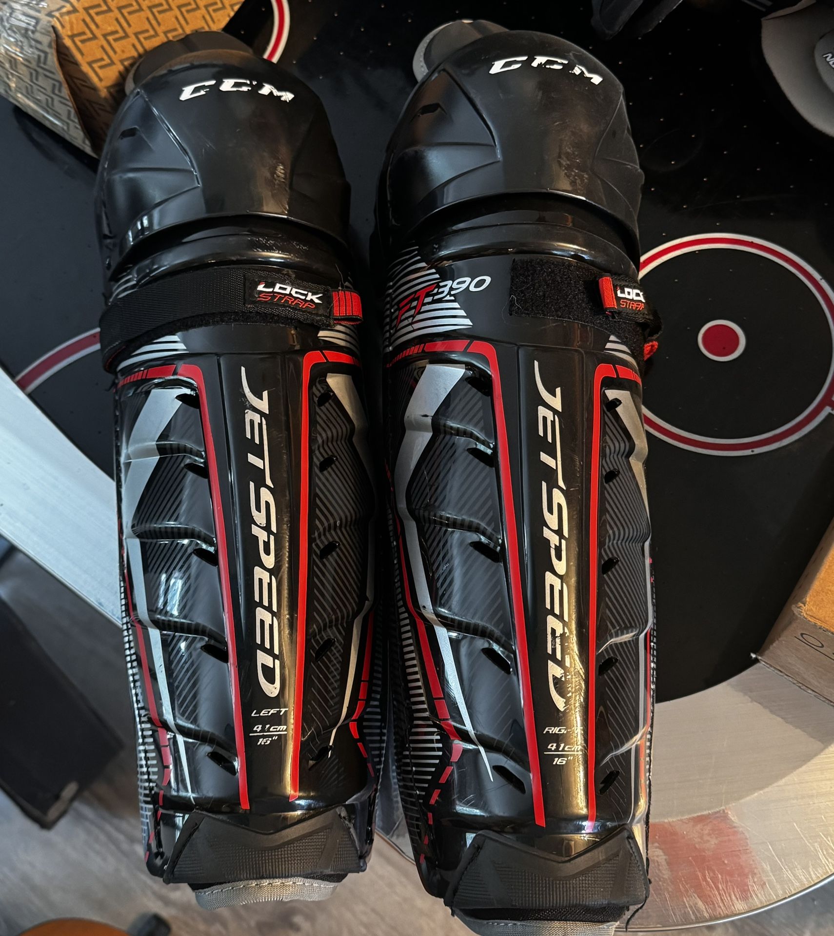CCM FT390 Men’s Size 16 Shin Pads