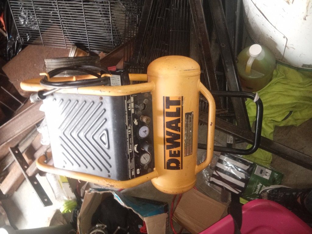 DeWalt 4,5 Gallon Wheelbarrow Type Air Compressor