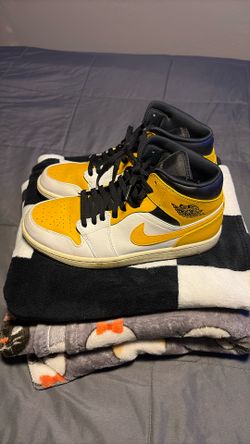 Air Jordan 1 Mid University Gold