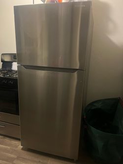 Insignia 5.5 ft fridge with freezer