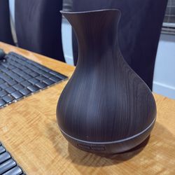 Aromatherapy Diffuser, Led  light, multiple timer options.