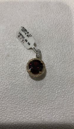 14KT White and yellow gold garnet pendant with diamonds
