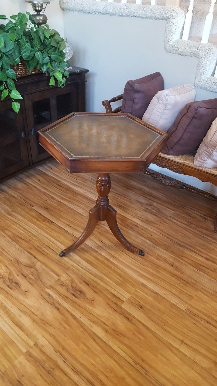 ANTIQUE TABLE/28 IN TALL