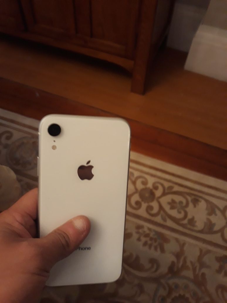 sell iphone xr 10 is new and unlocked
