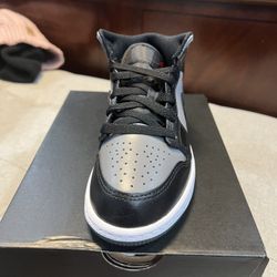 Brand New Jordan’s 1 MID (PS) Size 1 Youth
