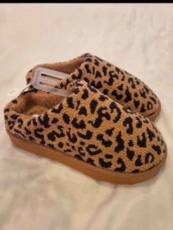 New Women's SLIPPERS sz 7
