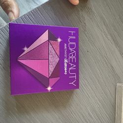 Huda beauty eyeshadow palette