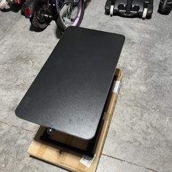 Adjustable standing desk